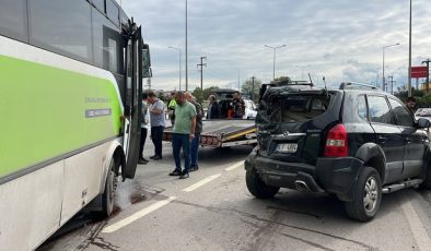 Kocaeli’de halk otobüsünün çarptığı cipin sürücüsü yaralandı